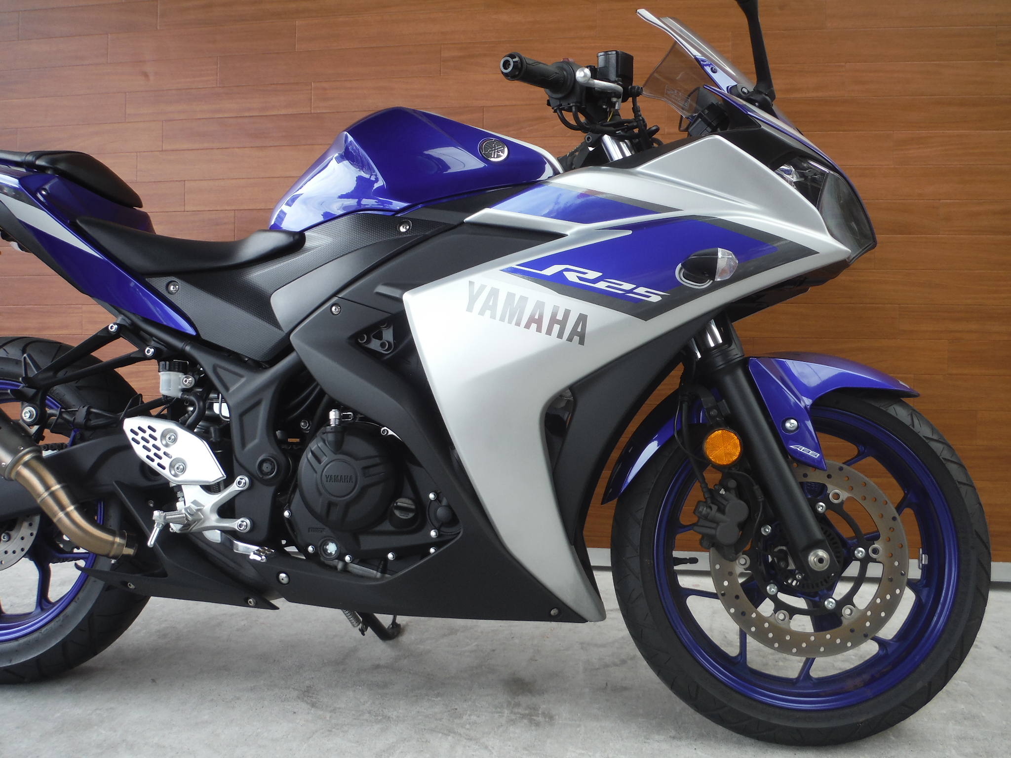 熊本中古車バイク情報 ヤマハ Yzf R25 Abs 250 15年モデル 青白 熊本のバイクショップ アール バイク の新車 中古車販売や買取 レンタルバイクのことならおまかせください