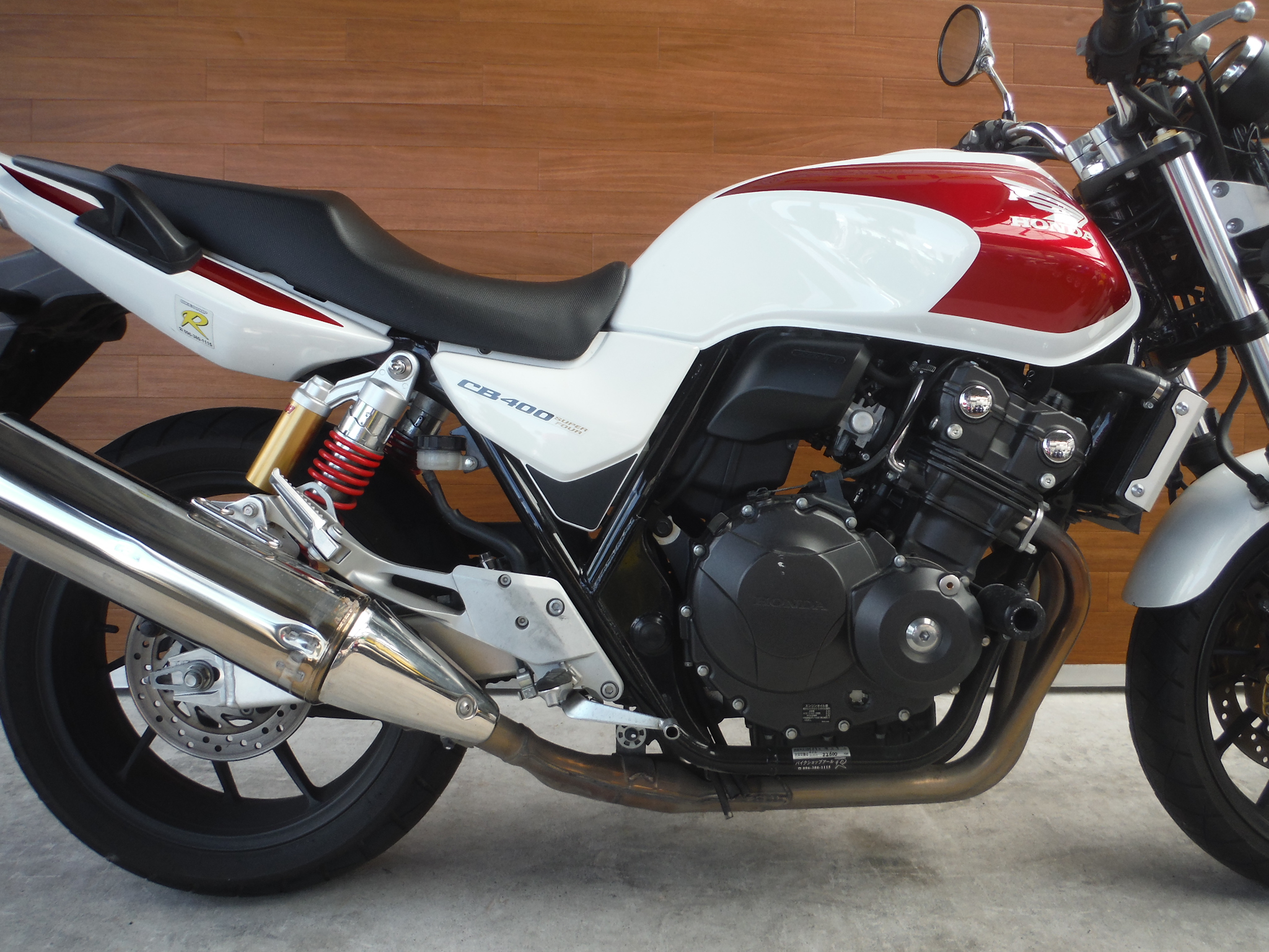 熊本中古車バイク情報 ホンダ Cb400sf 400 14年モデル 白赤 熊本のバイクショップ アール バイクの新車 中古車販売や買取 レンタルバイクのことならおまかせください