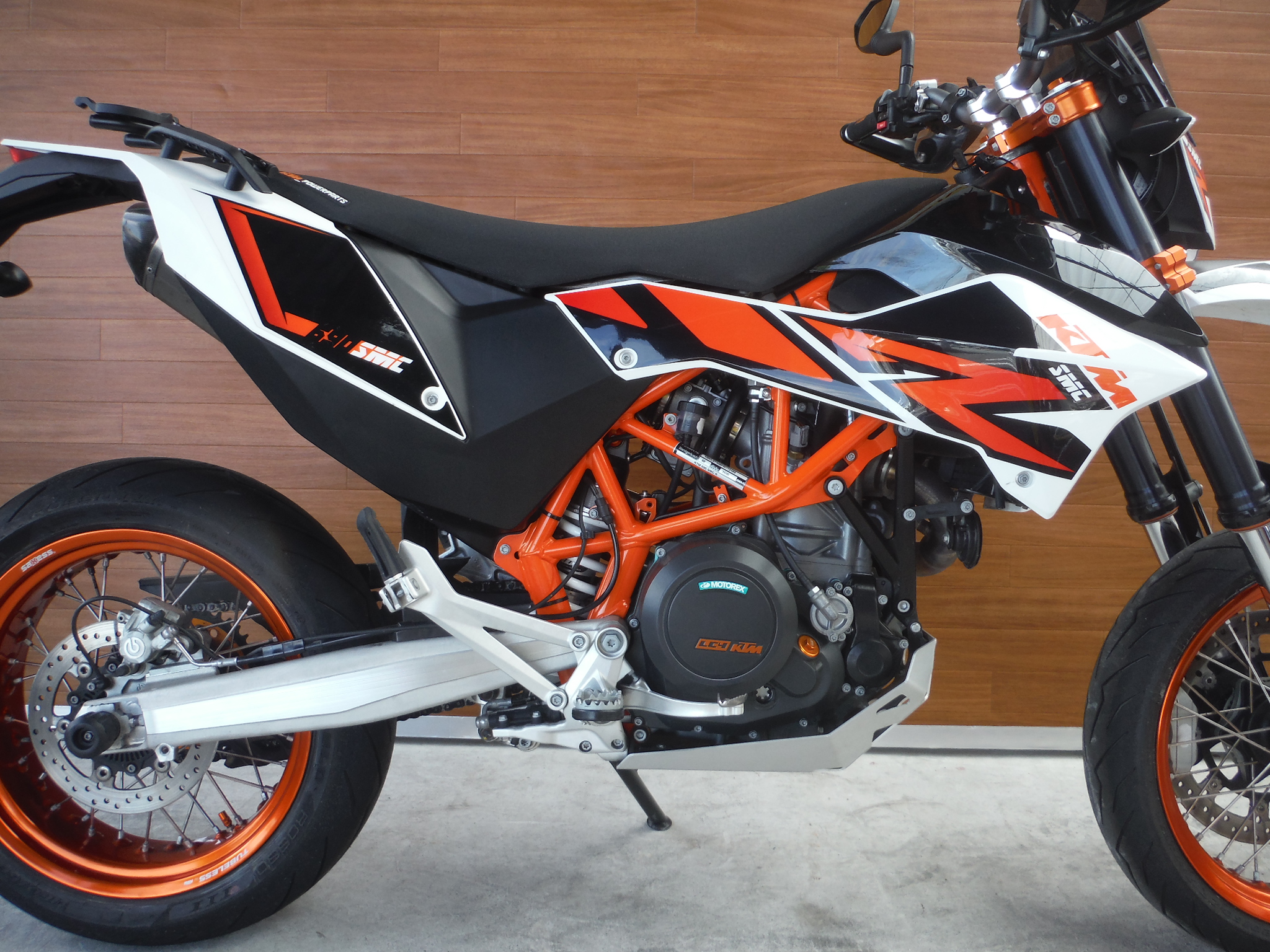 熊本中古車バイク情報 Ktm 690smcr 690 オレンジ 熊本のバイクショップ アール バイクの新車 中古 車販売や買取 レンタルバイクのことならおまかせください