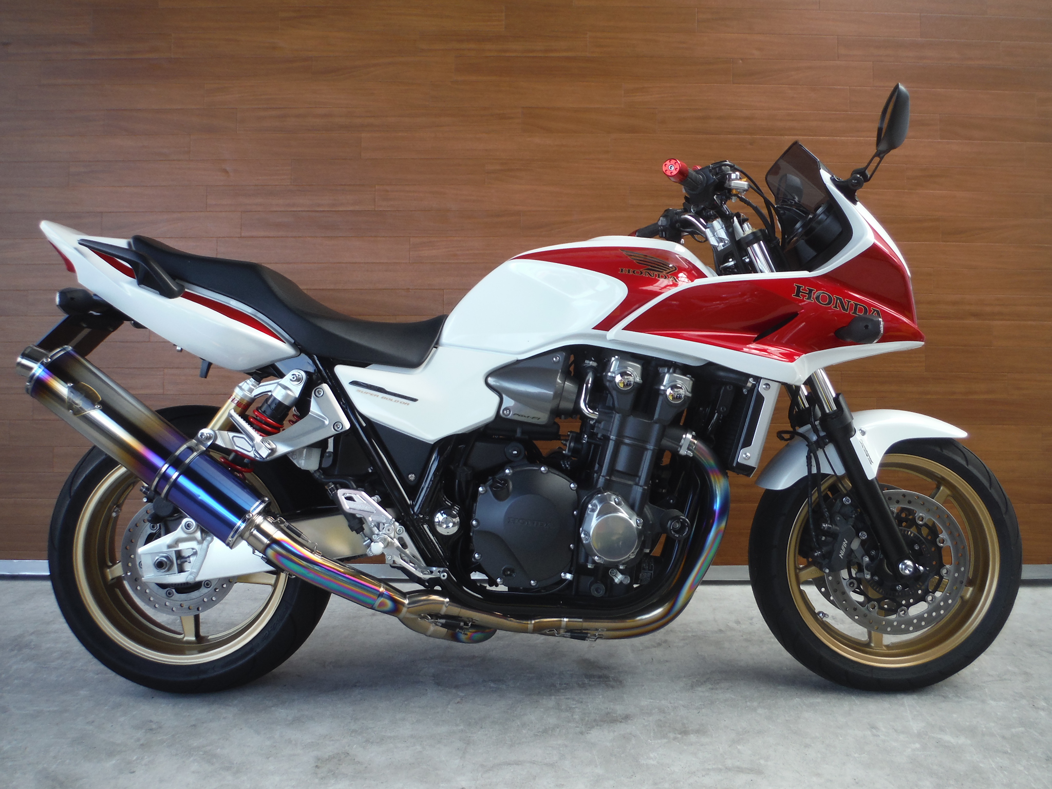 熊本中古車バイク情報 ホンダ Cb1300sb Abs 1300 11年モデル 赤白 熊本のバイクショップ アール バイクの新車 中古車 販売や買取 レンタルバイクのことならおまかせください