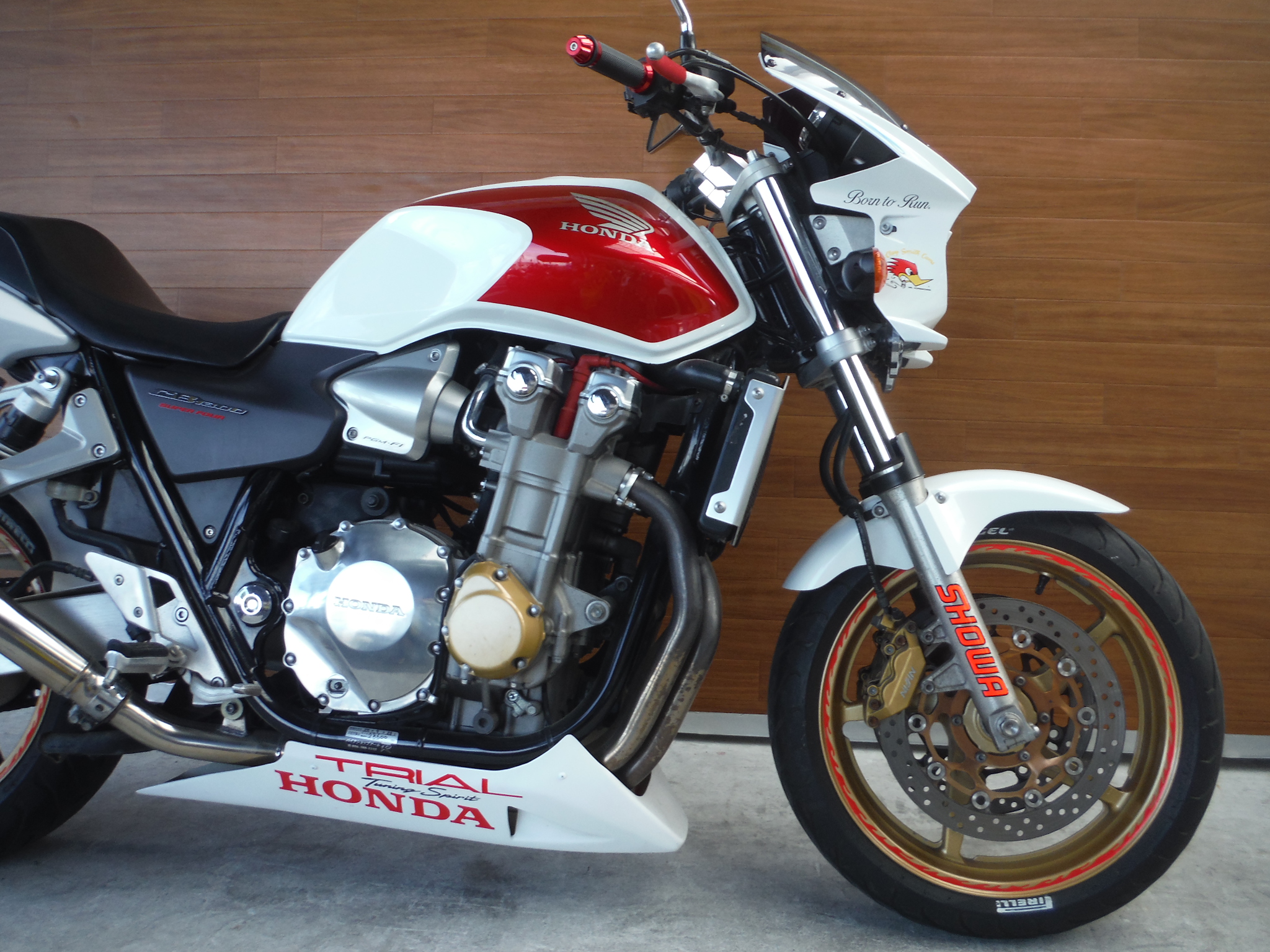 熊本中古車バイク情報 ホンダ Cb1300sf 1300 04年モデル 赤白 熊本のバイクショップ アール バイク の新車 中古車販売や買取 レンタルバイクのことならおまかせください