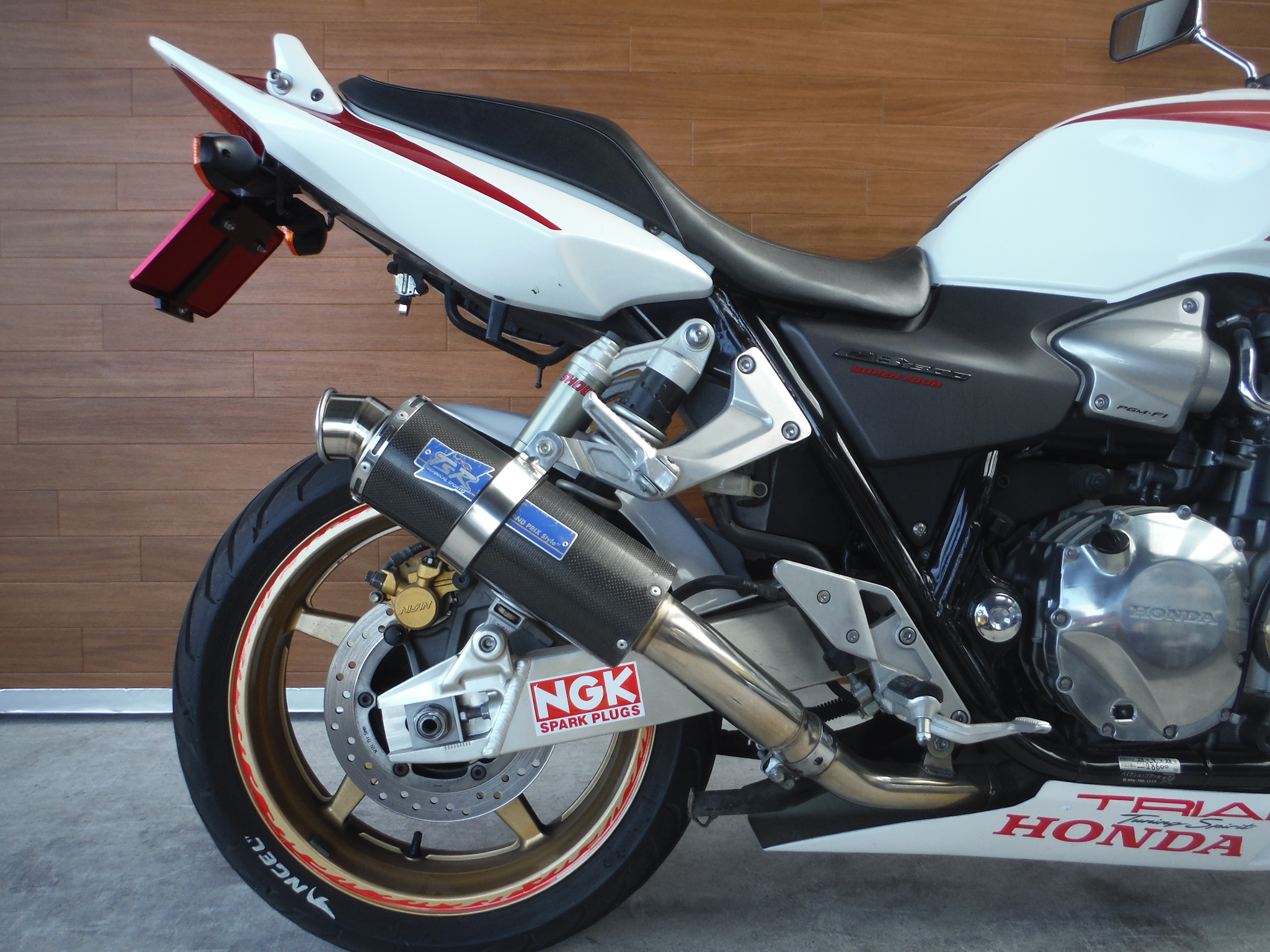 熊本中古車バイク情報 ホンダ Cb1300sf 1300 04年モデル 赤白 熊本のバイクショップ アール バイクの新車 中古車 販売や買取 レンタルバイクのことならおまかせください