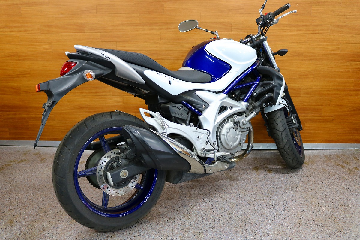 熊本中古車バイク情報 スズキ グラディウス 400 白青 熊本のバイクショップ アール バイクの新車 中古車販売や買取 レンタルバイク のことならおまかせください